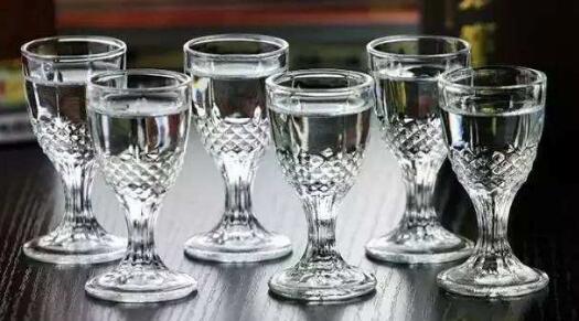 白酒為何不標注保質期？酒精飲料的獨特屬性解析